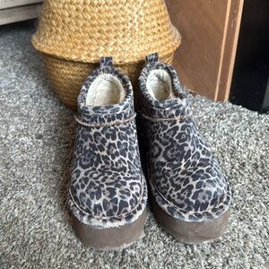 BearPaw Platform Cheetah Print Mini Boots